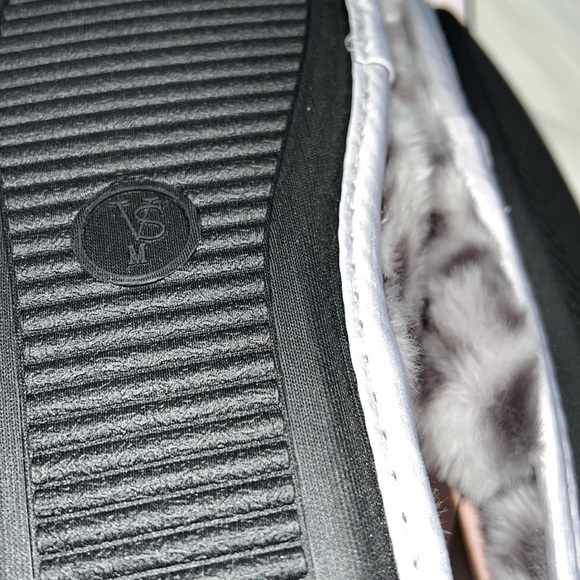 (7/8) VICTORIA'S SECRET Closed Toe Faux Fur Slipper - Picture 10 of 11